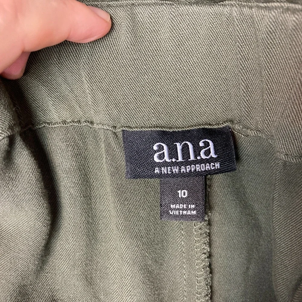 a.n.a. Short Women 10 Green Button-Trim Paperbag Pleated Front Pockets High Rise